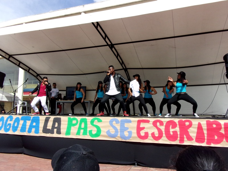 Personas bailando en tarima